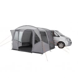 Easy Camp Reine heeft een grote, regenbestendige ingang aan de voorkant van de autotent.