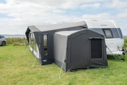 De extra hoge aanbouw biedt volop ruimte dankzij de royale breedte en hoogte van de zijpanelen.