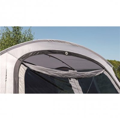 Fyra dragkedjor gör att familjetältets dörr och myggnät går öppna i 360°.