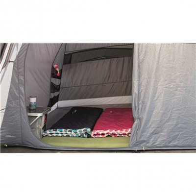 Familjetältet har en extra lång sovkabin med hög tackhöjd och förvaringsfickor.