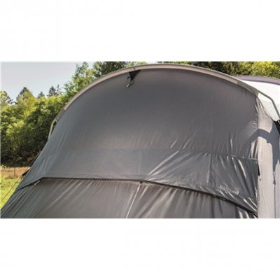 Stor reglerbar ventil bak ger familjetältet Outwell Nevada 4P bra ventilationsmöjligheter.