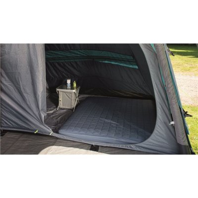 Darkend sleeping cabin with a D-shaped door and good ventilation on the family tent Outwell Lindale 5PA.