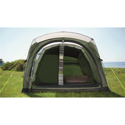 The front of Outwell Oakwood 5 has a mosquito net door. Perfect for evenings at the campsite.
