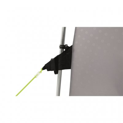 Sterke stangen en bevestigingen voor touwen maken hem stabiel tegen wind.