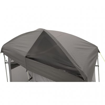 Een slim detail is een dakvensterpaneel dat zonlicht toelaat om het water in de zonnedouche te verwarmen.