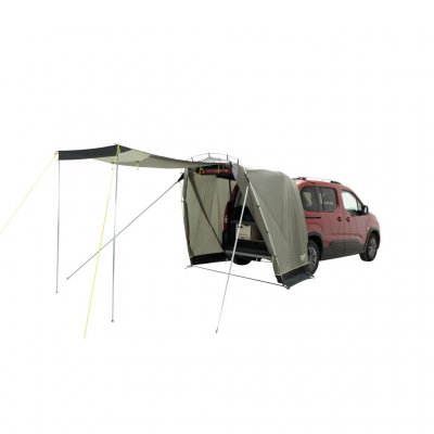 Geniet van warme vakantiedagen in de schaduw buiten de auto.