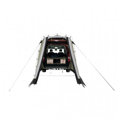 De autotent biedt extra ruimte achterin de auto om te zitten en te eten of te koken.