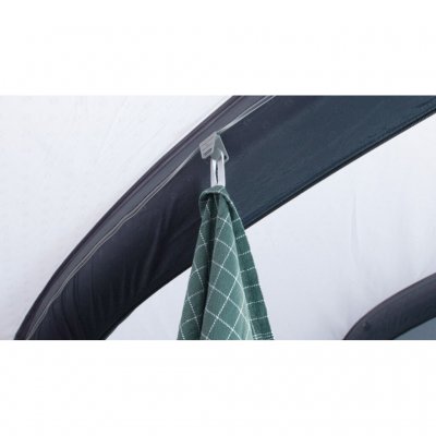 Hang lampen of apparatuur op met het Outwell Hook Track System.