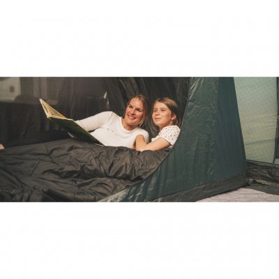 Extra lange slaapcabine met lage lichtdoorlatendheid, Outwell Quick & Quiet slaapcabinedeur en hoog plafond.