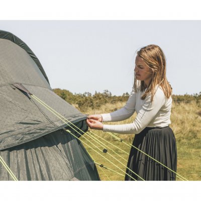 Een grote verstelbare ventilatieopening aan de achterkant en ventilatieopeningen aan de voorkant zorgen voor een goede luchtcirc