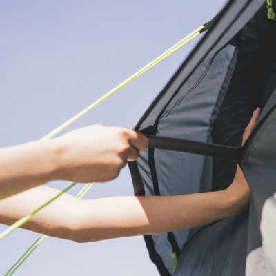 Grote ventilatieopeningen zorgen voor een goede luchtstroom door de tent.
