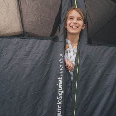 Verduisterde slaapcabine en rolgordijn voor ventilatie in de familietent