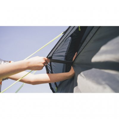 Grote ventilatieopeningen zorgen voor een goede luchtstroom door de tent.