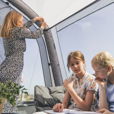 Grote getinte ramen zorgen voor aangenaam licht in de tent