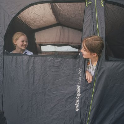 Verduisterde slaapcabine en rolgordijn voor ventilatie in de familietent