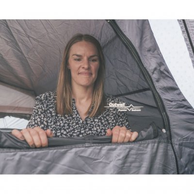 Outwell Premier Slaapkamer met donkere muren en plafond om de lichtdoorlating te verminderen