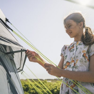 Grote ventilatieopeningen zorgen voor een goede luchtstroom door de tent.
