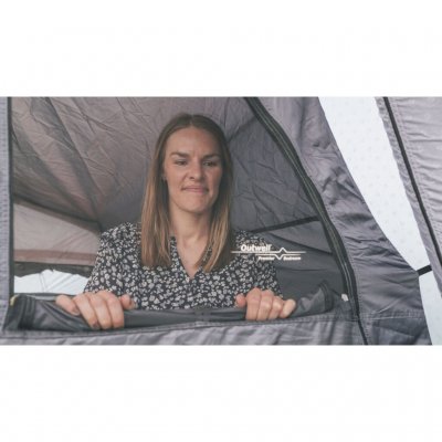 Outwell Premier Slaapkamer met donkere muren en plafond om de lichtdoorlating te verminderen