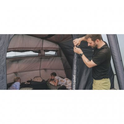 Verduisterde slaapcabine en rolgordijn voor ventilatie in de familietent