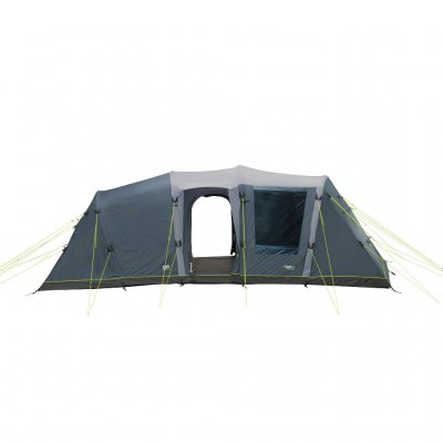 Een grote ingang aan de ene lange zijde en een kleinere ingang met regenhoes aan de andere lange zijde zorgen ervoor dat de tent