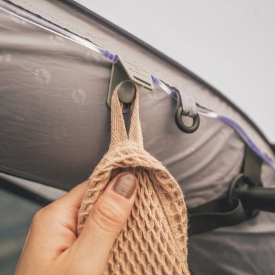 Compatibel met het Outwell Hooktrack-systeem, waardoor u tijdens uw vakantie eenvoudig kleinere spullen kunt opbergen