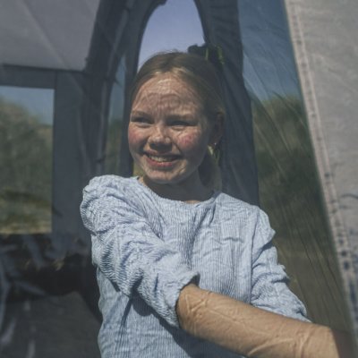 Muggengaasdeur op de tent zorgt voor extra ventilatie.