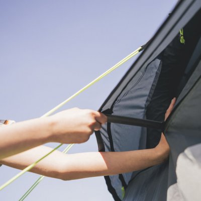 Een grote ventilatieopening aan de achterkant van de Outwell Tennessee 7-tent zorgt voor een goede luchtstroom.