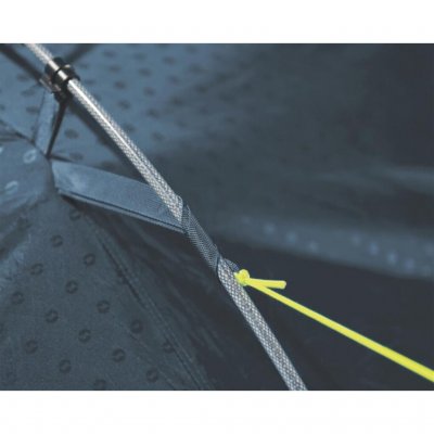 De tentstokken gaan via 3 stokkenkanalen buiten de tent