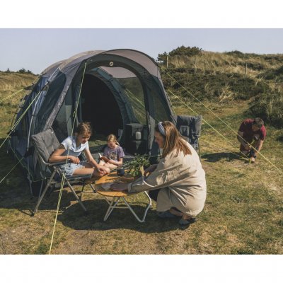 Tent die eruitziet als een ruime kleine hut en gemakkelijk plaats biedt aan twee volwassenen en twee kinderen