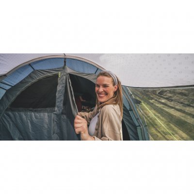 Verduisterde slaapcabine die de lichtdoorlatendheid vermindert en zorgt voor een beter slaapcomfort tijdens kampeertrips