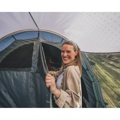 Verduisterde slaapcabine die de lichtdoorlatendheid vermindert en zorgt voor een beter slaapcomfort tijdens kampeertrips
