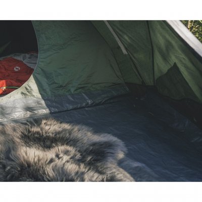 De slaapcabine van de tent heeft een D-vormige opening en goede ventilatie.