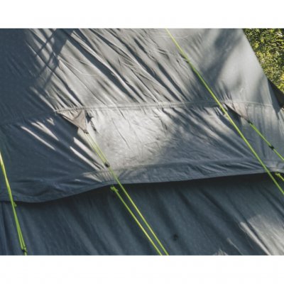 Grote ventilatieopening aan de achterkant van de Outwell Earth 3-tent.
