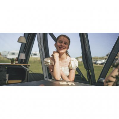 De tent heeft een grote leefruimte en er past gemakkelijk meubilair voor het hele gezin in.