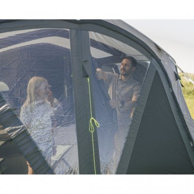 Aan de voorzijde bevinden zich gordijnen die met een rits in de gewenste positie kunnen worden versteld.