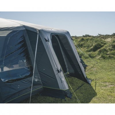 De regenbestendige entree met dubbele deuren en uitneembare vloer biedt een perfect oppervlak voor het opbergen van schoenen en