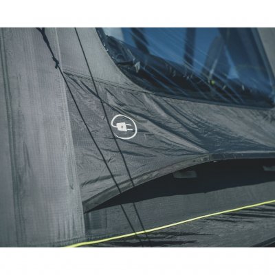 Grote regelbare ventilatie onder het raam en ruimte om stroom in de tent te trekken