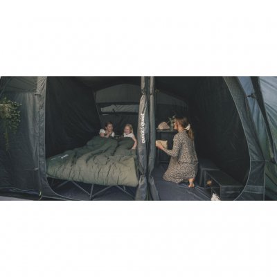 Mörklagd sovkabin på Outwell Montana 6 Air ger mindre effekt av morgonsolen.