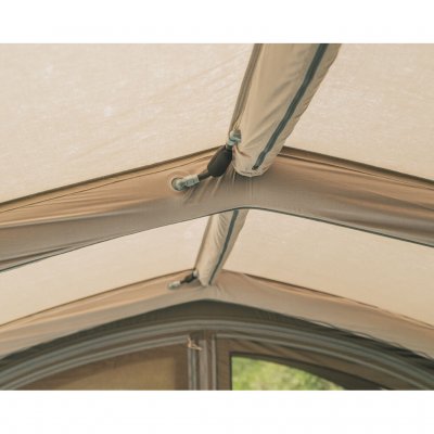 De longitudinale luchtstaven en veiligheidsventielen in de Outwell Nashville 5 Air TC zorgen voor stabiliteit, zelfs als een luc