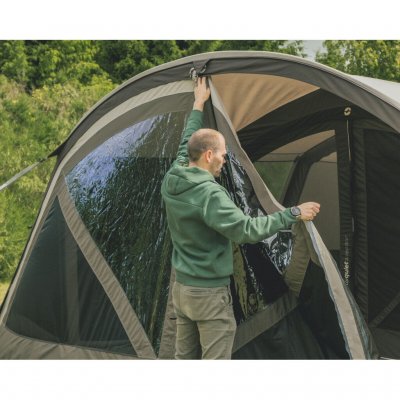 De voordeur van de Outwell Nashville 5 Air TC kan volledig of half geopend worden.