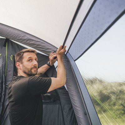 Telescopische aluminium staven tussen de luchtkanalen zorgen voor extra ondersteuning en verbeteren de spanning op het canvas