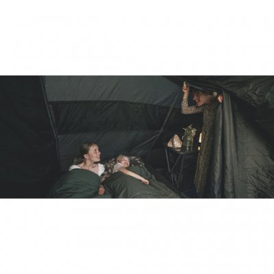 Donker doek in dak en zijpanelen van de slaapcabine beschermt tegen avond- en ochtendzon