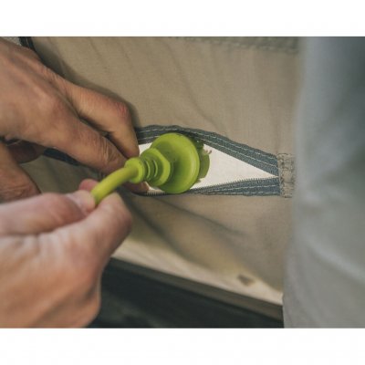 Slimme kabeldoorvoer waarmee u eenvoudig elektriciteit in de tent kunt brengen om verlichting of andere apparatuur aan te sluite