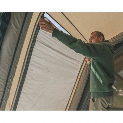 Dankzij de flexibele gordijnen met ritsen kunt u de lichtinval eenvoudig aanpassen en een comfortabele en privéomgeving creëren.