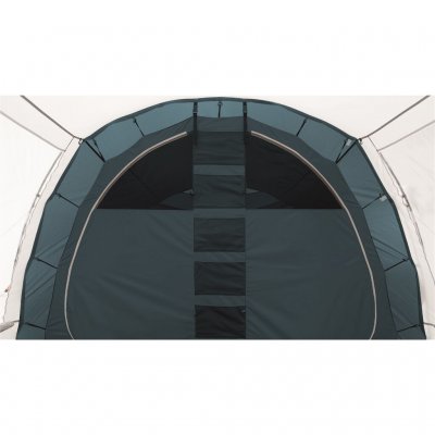 The dark-laid sleeping cabin provides good protection against the morning sun.