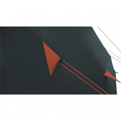 Reinforced brackets on the tent lines provide Easy Camp Palmdale 600 Lux with good wind protection.