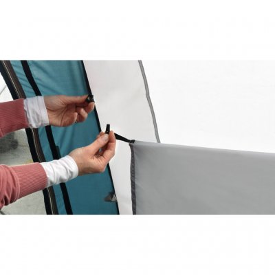 Curtains that are adjusted in three steps on the Easy Camp Palmdale 800 Lux.