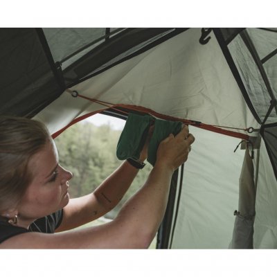 Waslijnen zijn in de tent ingebouwd
