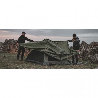 Setesdal 2 koepeltent in een natuurlijke omgeving. Twee personen kunnen de tent eenvoudig opzetten met kleurgecodeerde stokken e