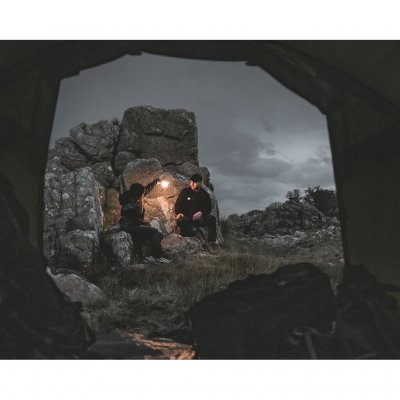 Setesdal 2 koepeltent, uitzicht vanuit de slaapcabine op een schilderachtige omgeving door de open tentopening.